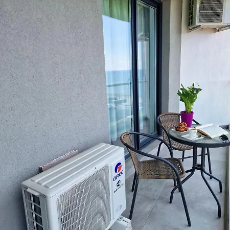 Apartamento Panoramic Pool & Mamaia Nord 3*