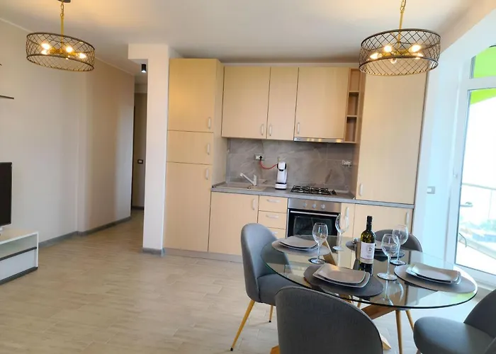 Panoramic Pool & Mamaia Nord Apartment 3*