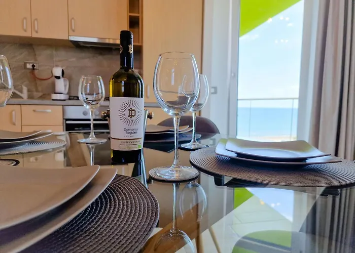 Panoramic Pool & Mamaia Nord Apartment 3*