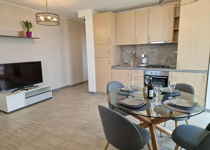 Panoramic Pool & Mamaia Nord Apartment 3*