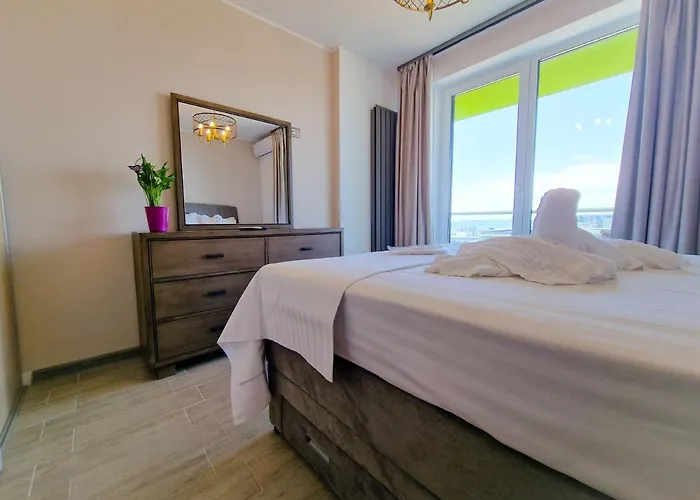 Panoramic Pool & Mamaia Nord Apartment 3*