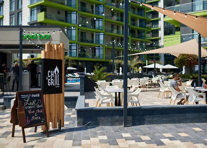 Panoramic Pool & Mamaia Nord Apartment 3*